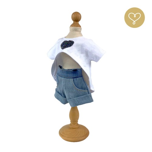 Blouse with a heart and short jeans